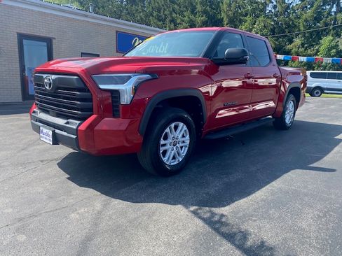 Used 2022 Toyota Tundra 4x4 CrewMax SR5 image 2