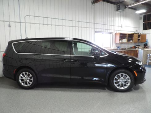 Used 2024 Chrysler Pacifica Touring-L AWD image 13