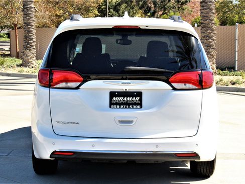 Used 2017 Chrysler Pacifica Touring-L image 9