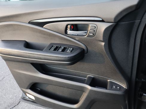 Used 2016 Honda Pilot Touring image 23