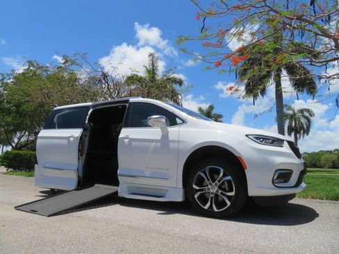Used 2022 Chrysler Pacifica Pinnacle FWD image 1
