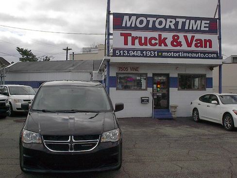 Used 2016 Dodge Grand Caravan SE image 2