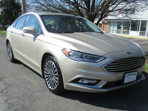 Used 2017 Ford Fusion SE image 2