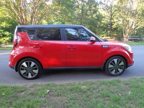 Used 2015 Kia Soul ! w/ SUN & SOUND PACKAGE FWD image 2