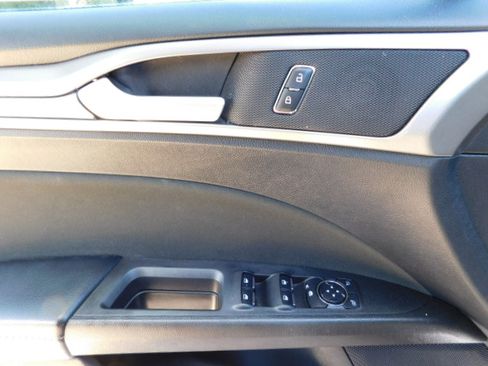 Used 2019 Ford Fusion SE FWD image 11