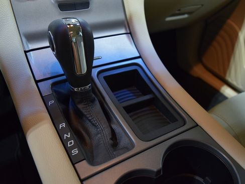 Used 2015 Ford Taurus SE image 24