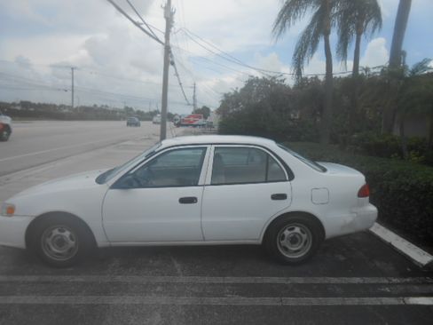 Used 2002 Toyota Corolla CE FWD image 2