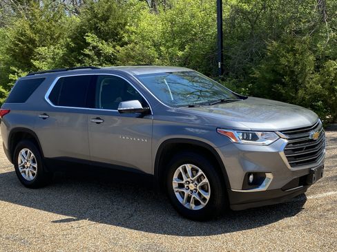 Used 2020 Chevrolet Traverse AWD LT image 1