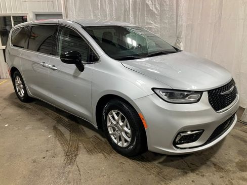 Used 2024 Chrysler Pacifica Touring-L image 31