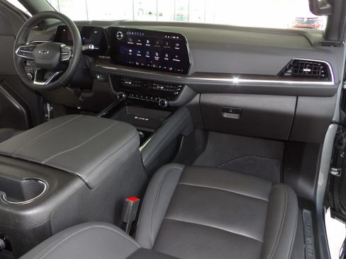 Used 2025 Chevrolet Suburban Z71 image 27