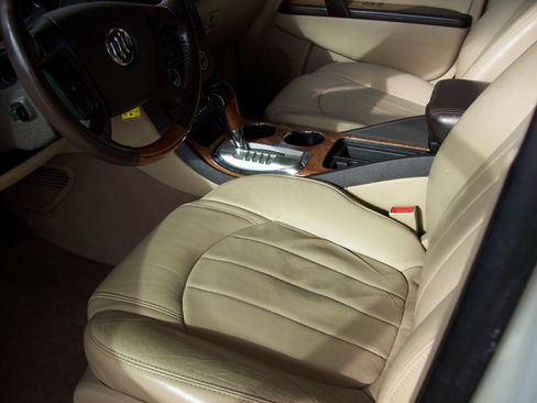 Used 2011 Buick Enclave CXL image 8