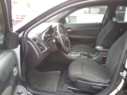 Used 2012 Dodge Avenger SE image 2