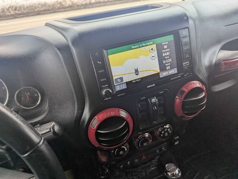 Used 2018 Jeep Wrangler Unlimited Sahara image 11