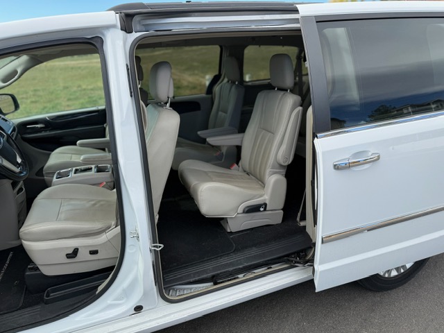 Used 2015 Chrysler Town & Country Touring-L FWD image 4