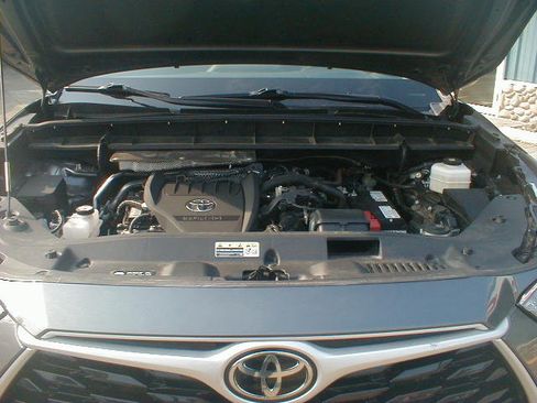 Used 2023 Toyota Highlander image 8