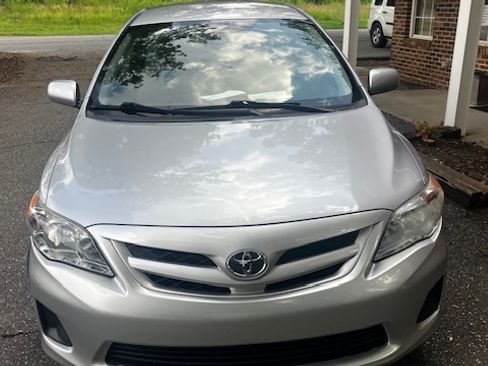 Used 2011 Toyota Corolla LE FWD image 2