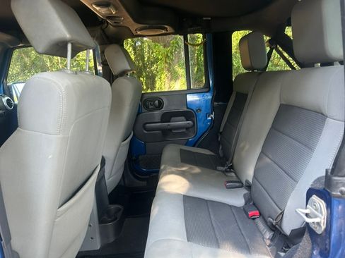 Used 2010 Jeep Wrangler 4WD Unlimited Sahara image 16