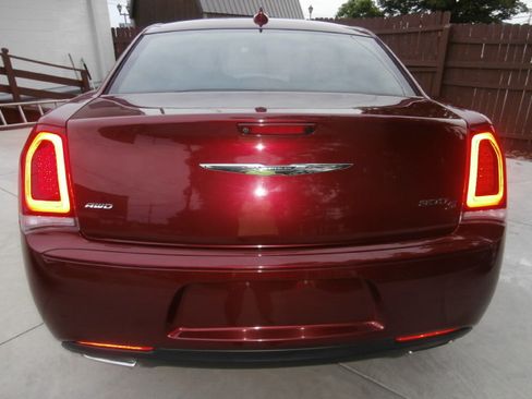 Used 2019 Chrysler 300 S image 6