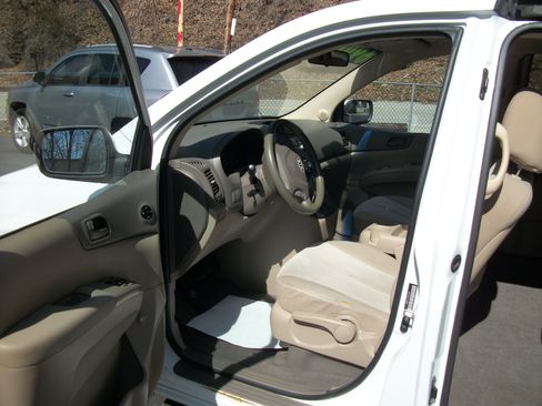 Used 2011 Kia Sedona LX image 5