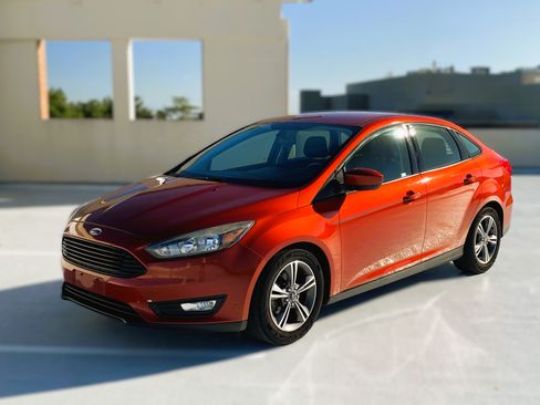 Used 2018 Ford Focus SE Sedan FWD image 2
