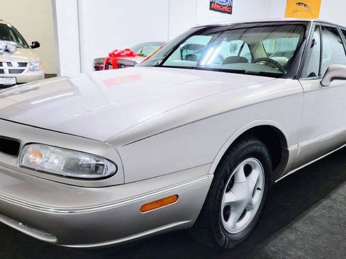 Used 1997 Oldsmobile 88 LSS FWD image 4