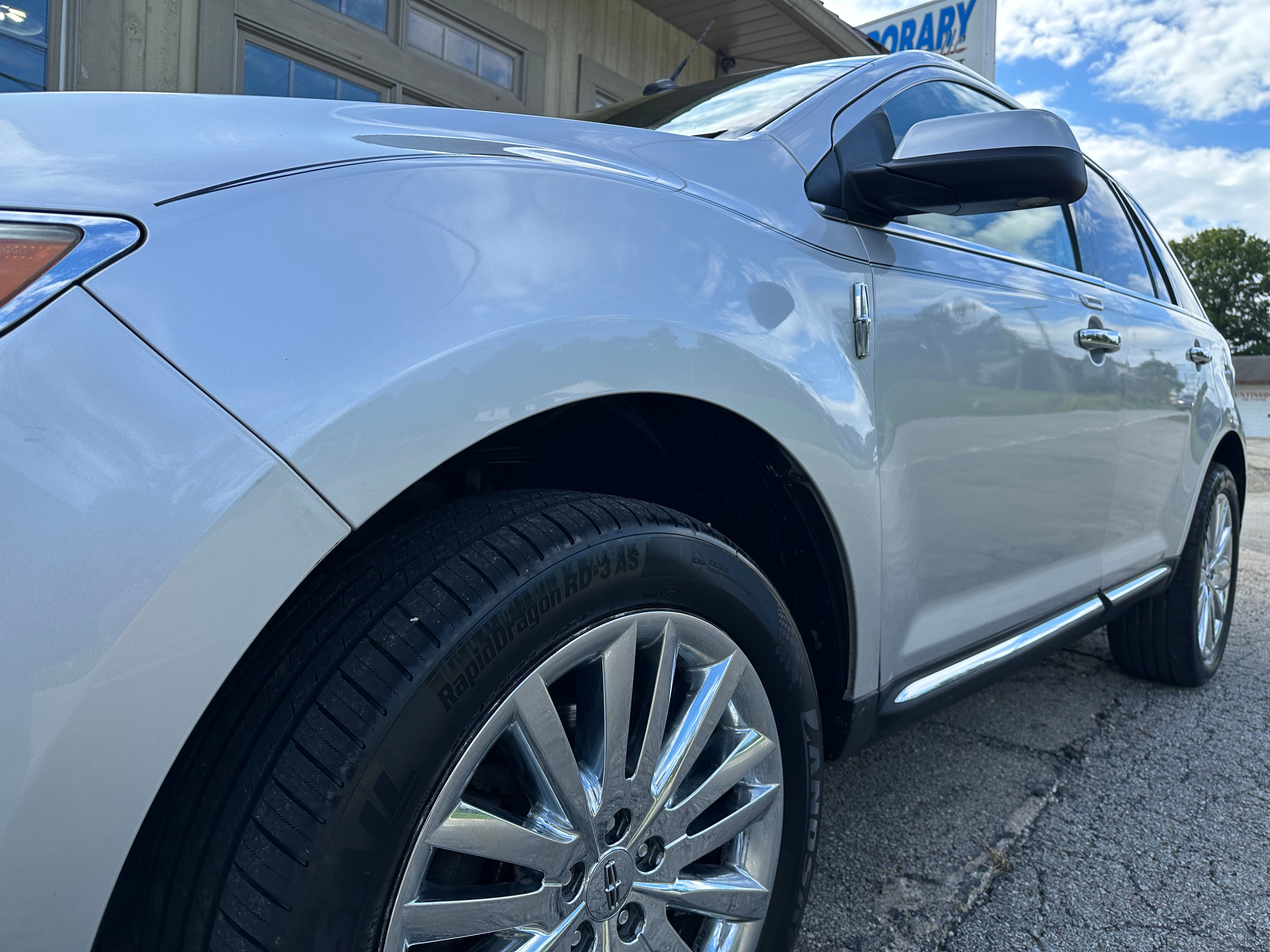 Used 2011 Lincoln MKX AWD image 9