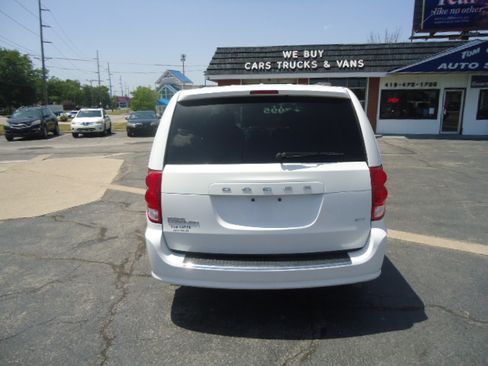 Used 2017 Dodge Grand Caravan SE FWD image 8