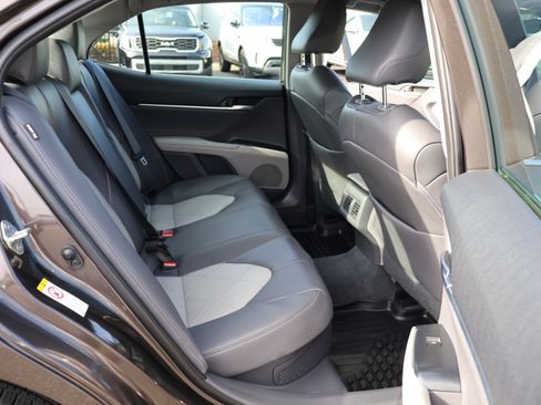 Used 2018 Toyota Camry XLE image 14