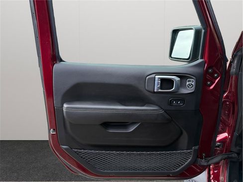 Used 2022 Jeep Wrangler Unlimited Sahara image 19