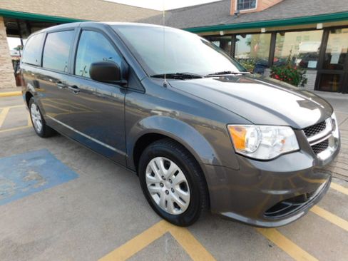 Used 2018 Dodge Grand Caravan SE image 2
