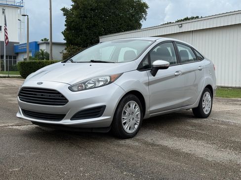 Used 2014 Ford Fiesta SE FWD image 5