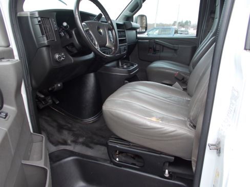 Used 2018 Chevrolet Express 2500 image 18