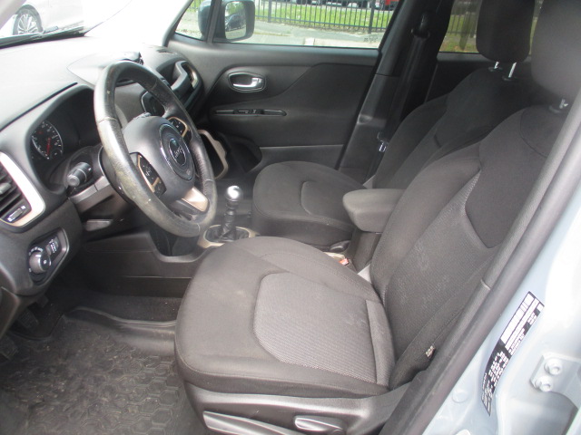 Used 2016 Jeep Renegade Latitude FWD image 9