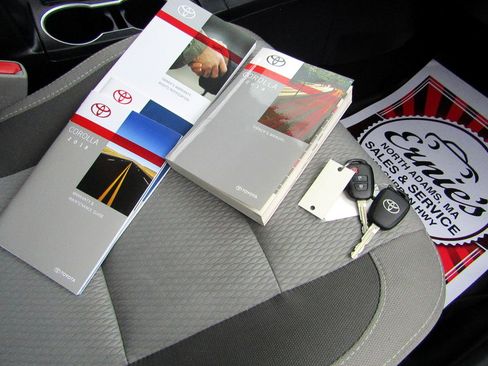 Used 2018 Toyota Corolla LE image 21