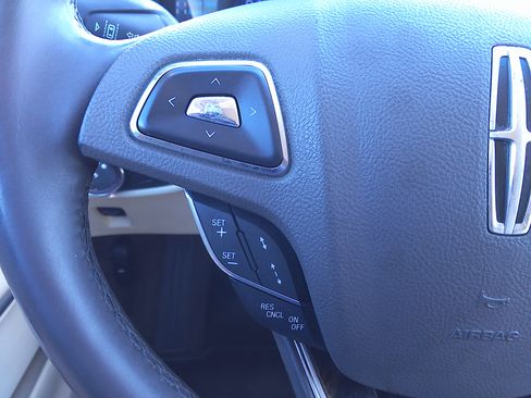 Used 2015 Lincoln MKZ image 28