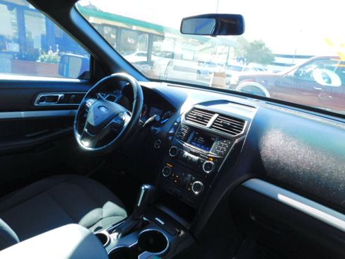 Used 2017 Ford Explorer XLT image 25