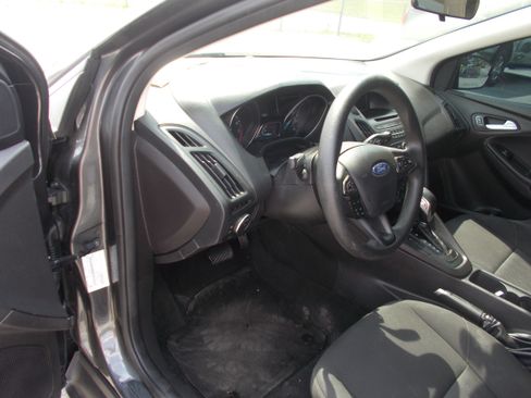 Used 2017 Ford Focus SE Sedan FWD image 6