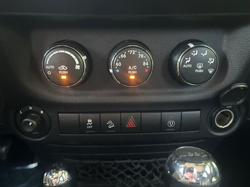Used 2013 Jeep Wrangler 4WD Unlimited Sahara image 15