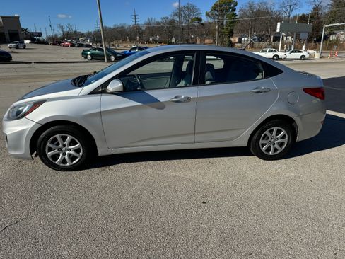 Used 2012 Hyundai Accent GLS image 2