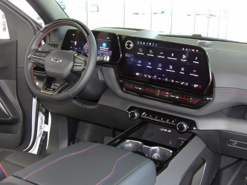 Used 2025 Chevrolet Silverado EV 4x4 Crew Cab RST image 28