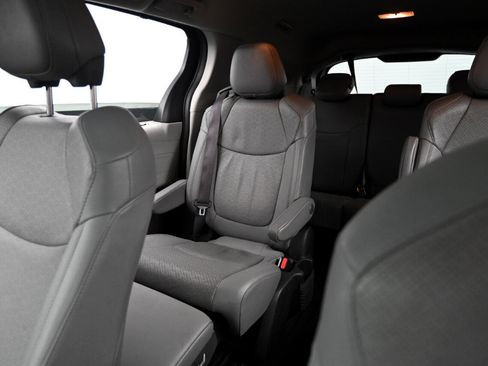 Used 2022 Toyota Sienna Limited image 45