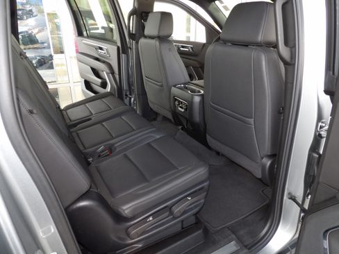 Used 2025 Chevrolet Suburban Z71 image 23