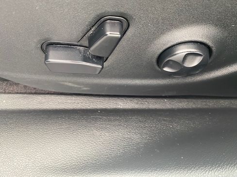 Used 2019 Jeep Cherokee Limited image 21