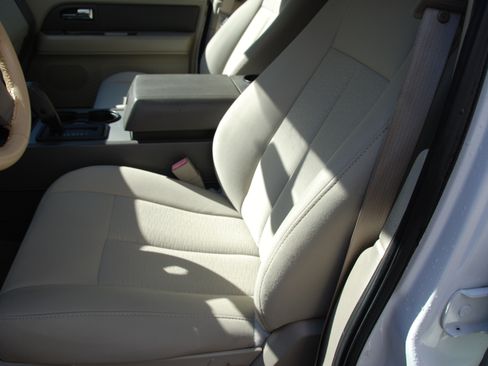 Used 2010 Ford Expedition XLT image 21