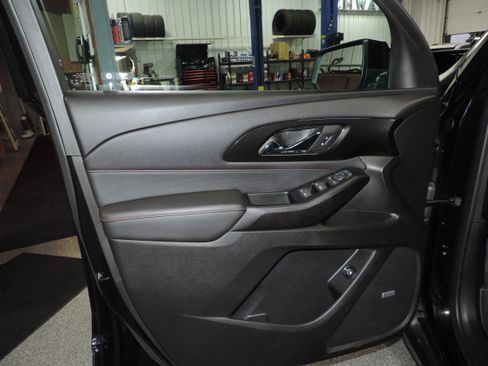 Used 2023 Chevrolet Traverse RS image 32