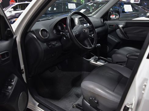 Used 2004 Toyota RAV4 image 16