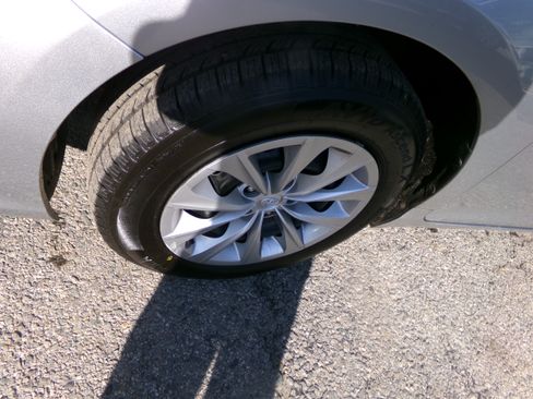 Used 2016 Toyota Camry LE image 11