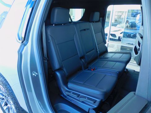 Used 2025 Chevrolet Suburban Z71 image 24