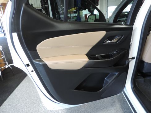 Used 2023 Chevrolet Traverse Premier image 32