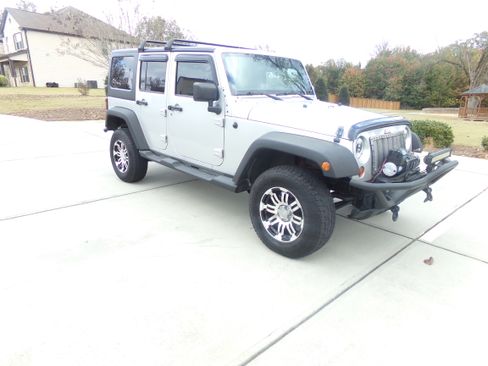 Used 2012 Jeep Wrangler Unlimited Sport image 7